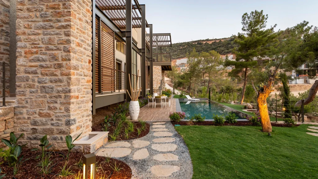 Bahçe ve teras alanına sahip modern villa